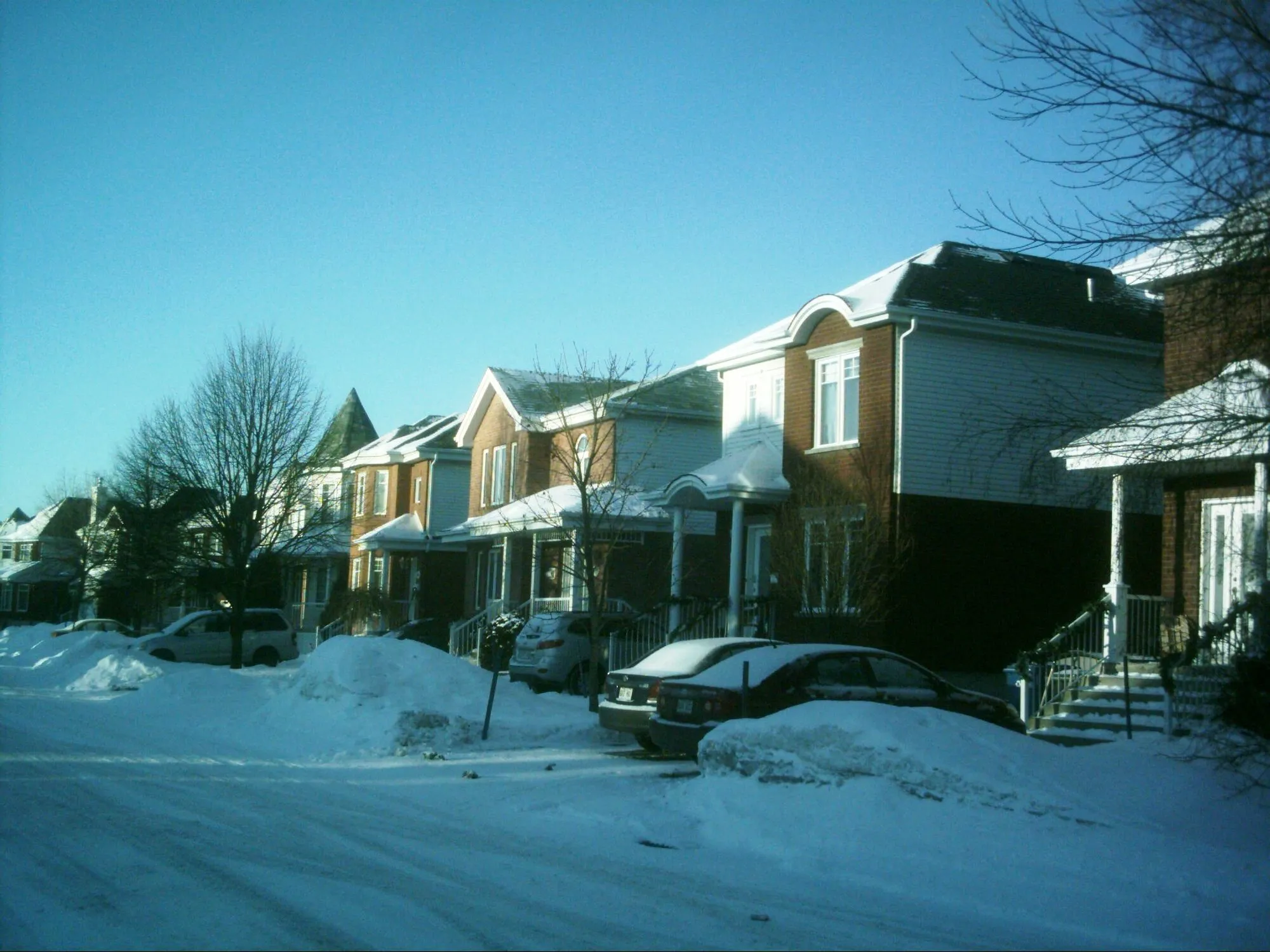 Maisons en rangée de la rue Thierry, à Brossard, en hiver