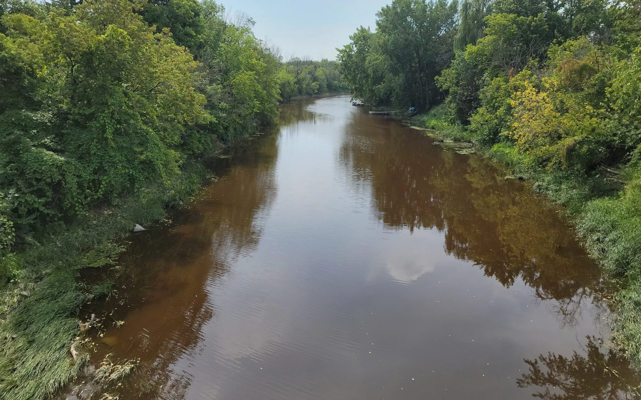 Rivière L’Acadie à Carignan, bordée d’arbres, vue du pont de la route 112