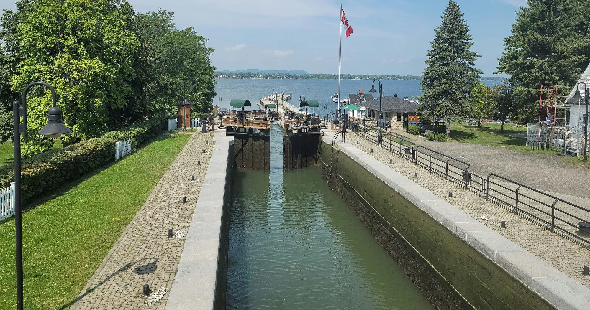 Écluses du canal de Chambly, avec le bassin de Chambly au loin