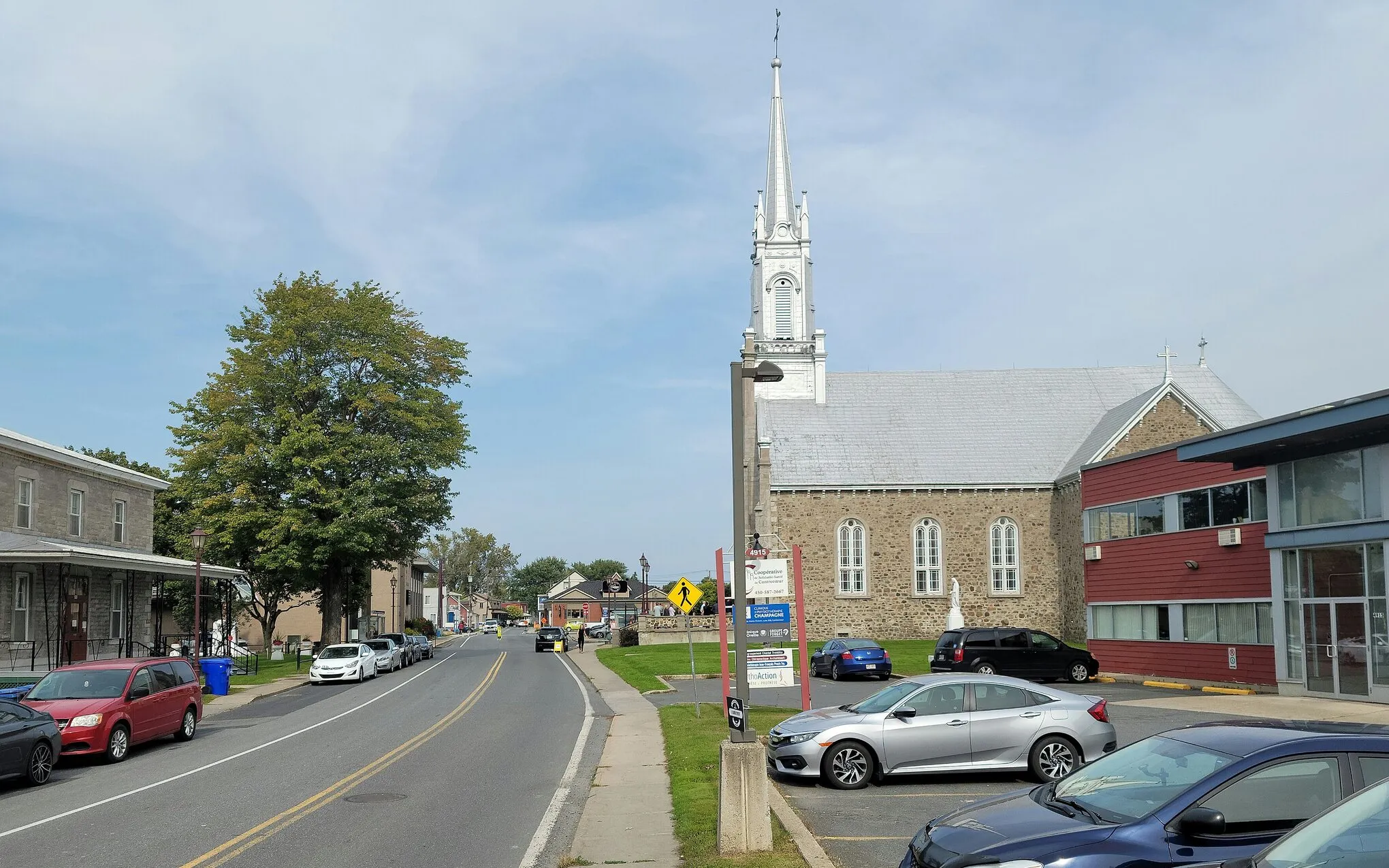 Route Marie-Victorin au centre du village de Contrecœur, avec l’église et des bâtiments anciens