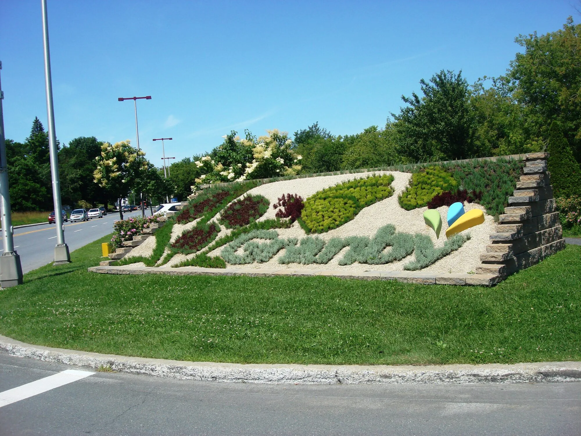 Massif floral formant le nom de Granby à l'entrée d'un parc