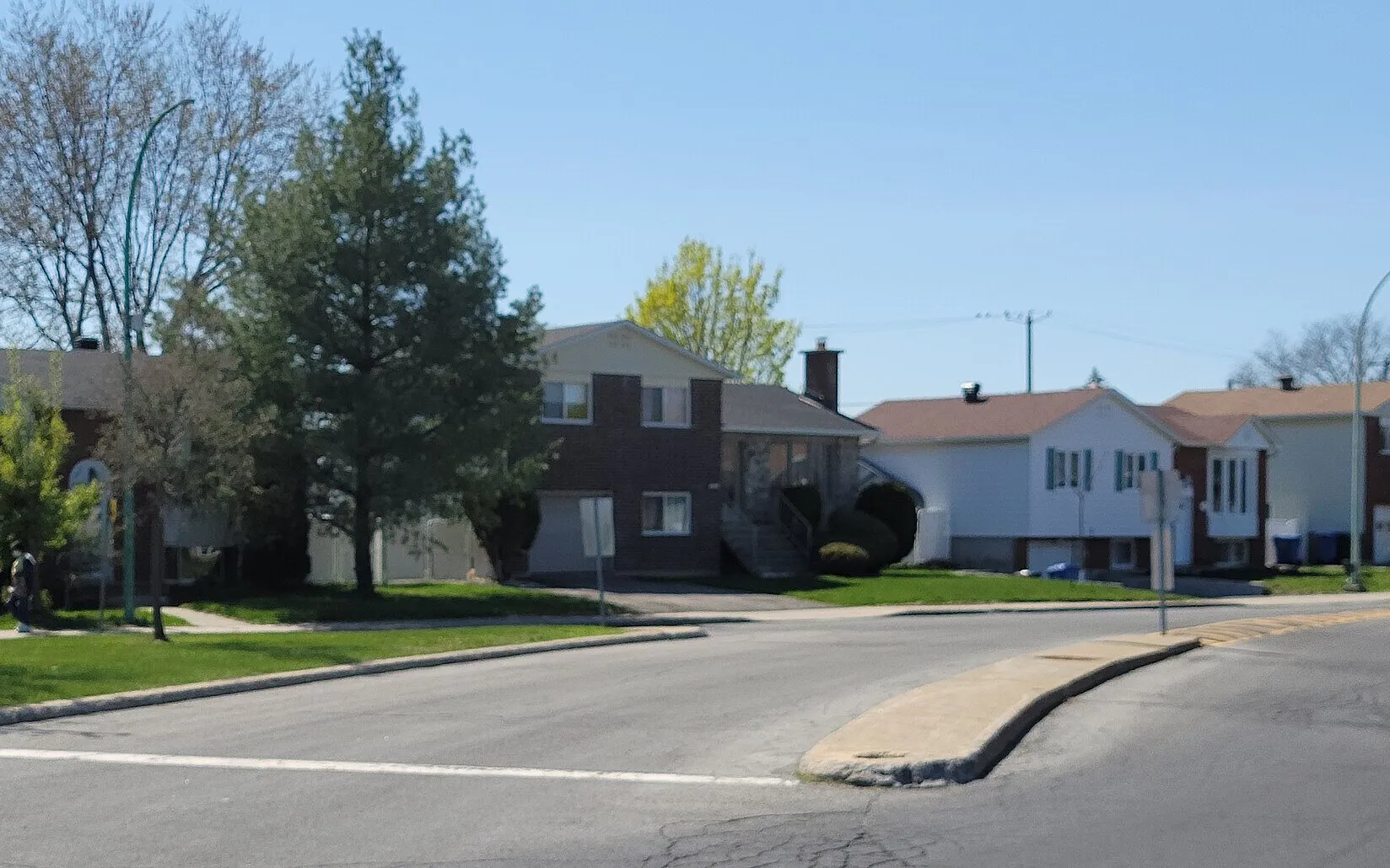 Maisons unifamiliales et à paliers de la rue Bellevue, au coin de la rue Hart, à Greenfield Park