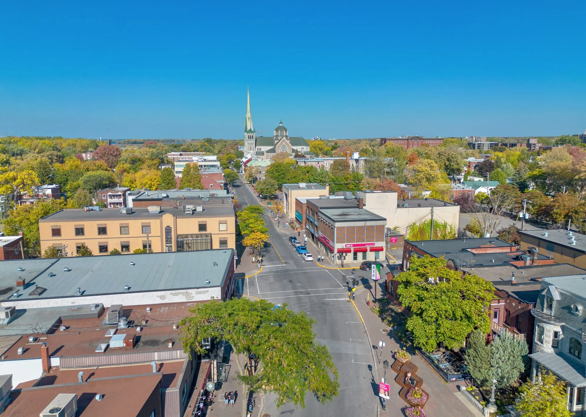Vue aérienne du Vieux-Longueuil, de ses toits et de son clocher
