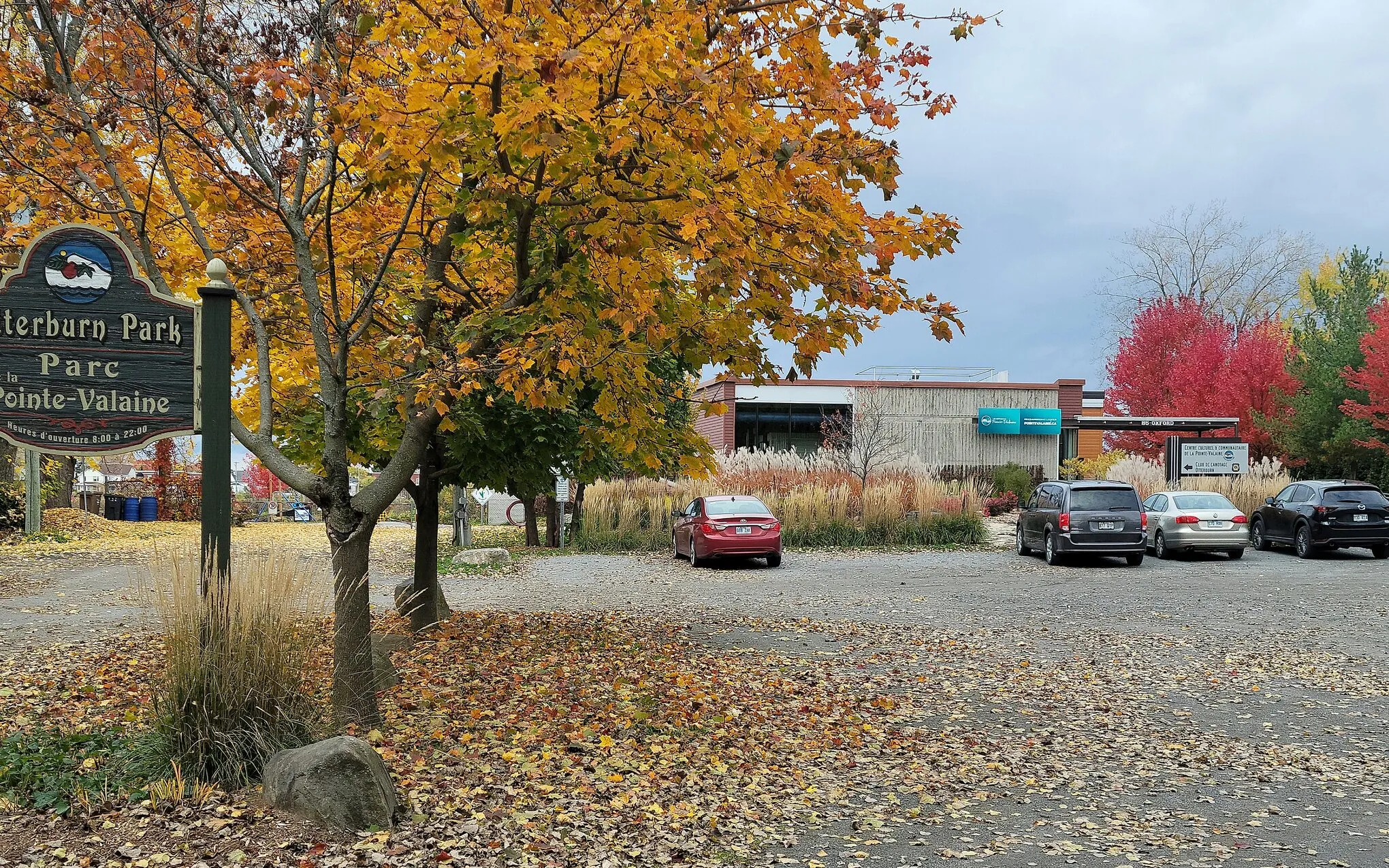 Entrée du parc de la Pointe-Valaine à Otterburn Park, arbres aux couleurs d’automne