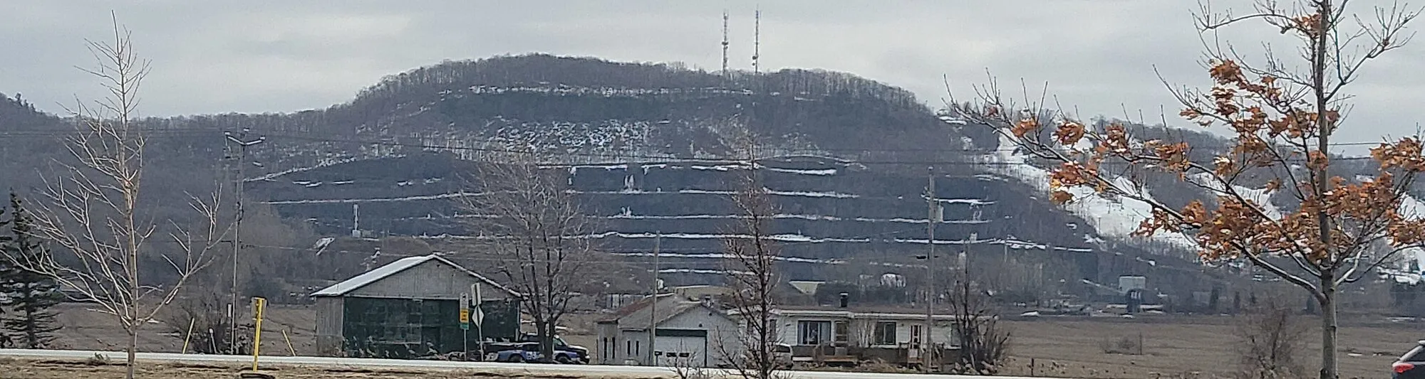Versant nord du mont Saint-Bruno vu de la plaine