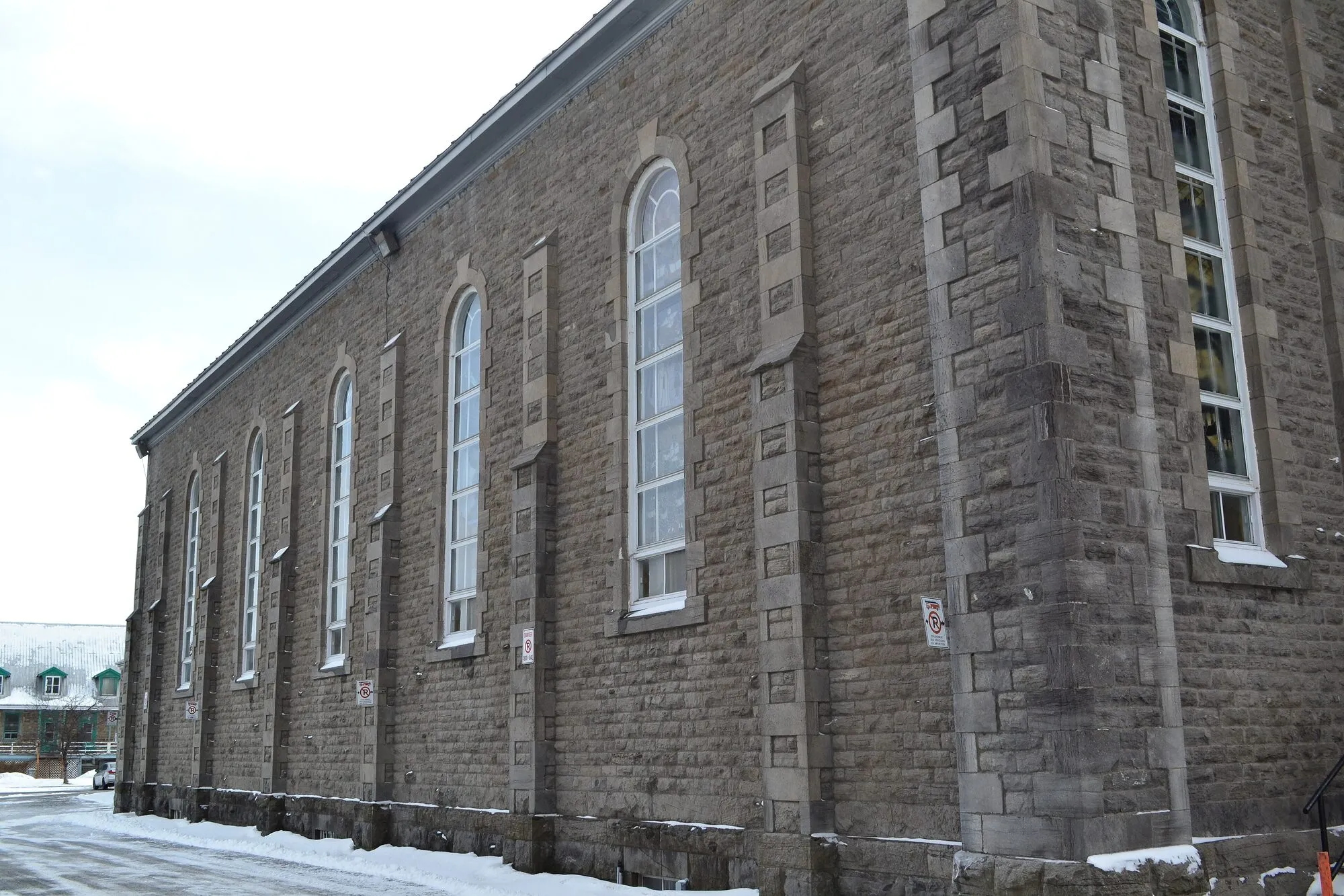 Mur de pierre de l'église de Saint-Constant