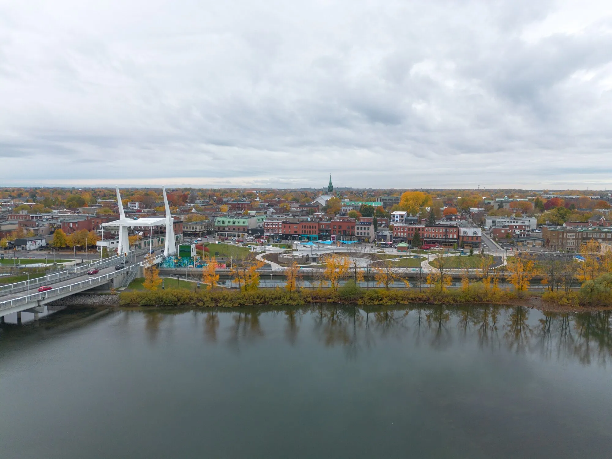 Vue aérienne de Saint-Jean-sur-Richelieu au bord de la rivière Richelieu
