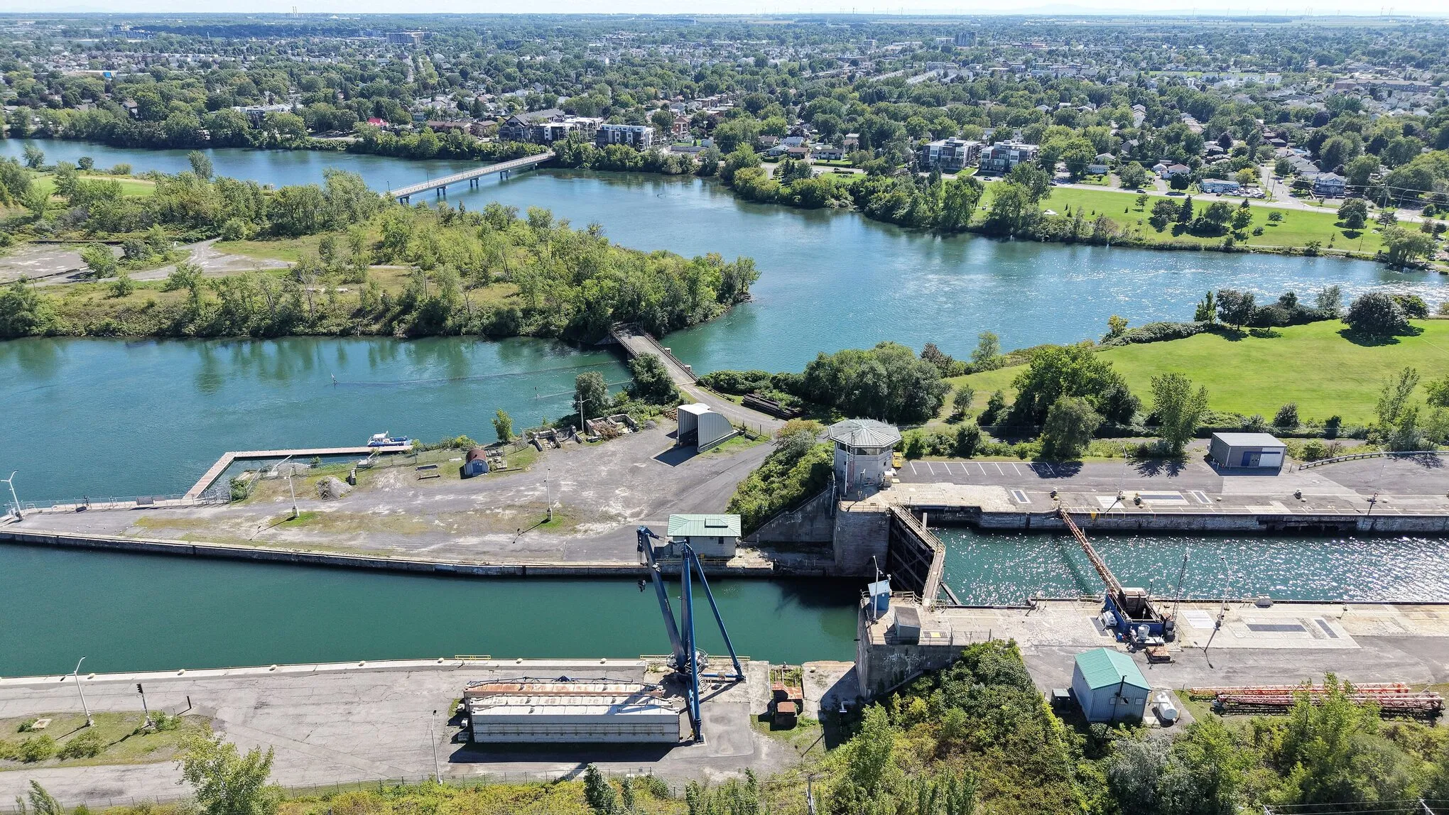 Vue aérienne de l’écluse Côte-Sainte-Catherine, avec la Voie maritime et les quartiers résidentiels en arrière-plan